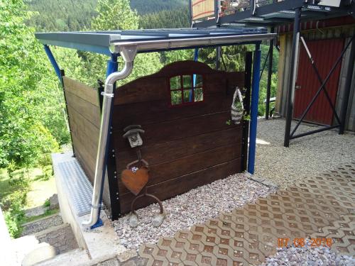 a dog house with a roof on top of it at "Zur Schmücke 69" in Ilmenau