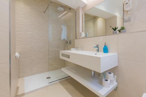 y baño con lavabo y ducha. en AML apartments en Split