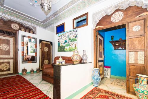 une chambre avec des vases sur les murs et une porte dans l'établissement Dar Berrada - Ziat, à Fès