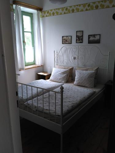 sypialnia z 2 łóżkami i oknem w obiekcie Penzion u sluníčka w mieście Mikulov