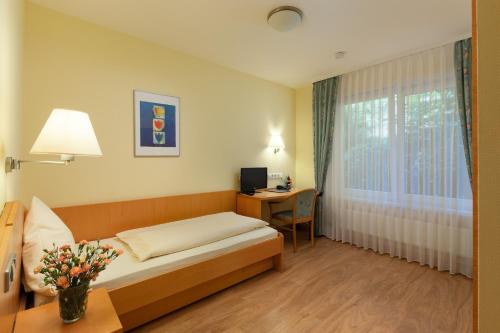 Łóżko lub łóżka w pokoju w obiekcie Zum Waldhorn