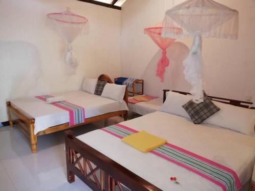 Un pat sau paturi într-o cameră la Sigiri Binara Villa