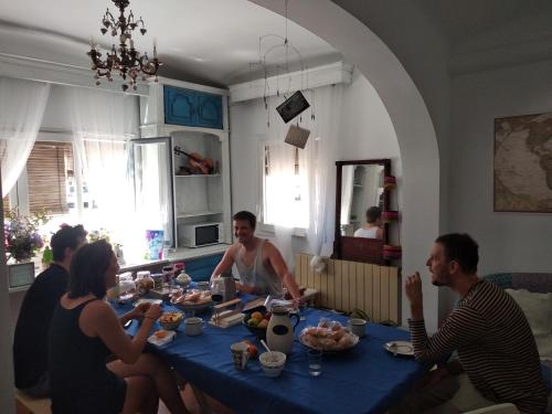 un grupo de personas sentadas alrededor de una mesa comiendo comida en Can Cocollona, en Girona