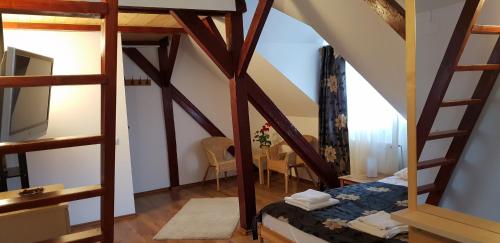 sypialnia z 2 łóżkami piętrowymi i schodami w obiekcie Conacul Bunicilor w mieście Baia de Fier