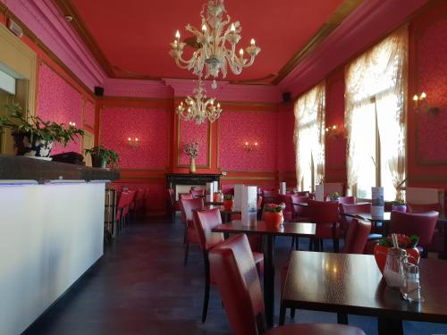 
A restaurant or other place to eat at Hotel Albert II Oostende
