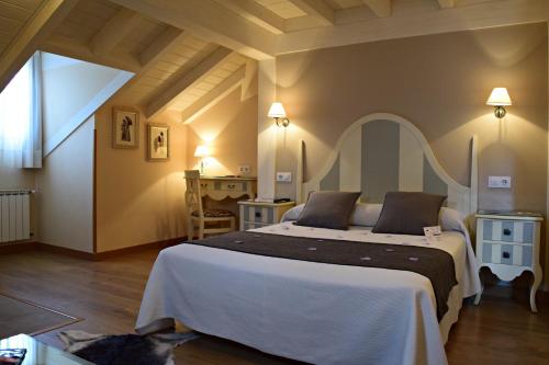 A bed or beds in a room at Posada Valle del Oso