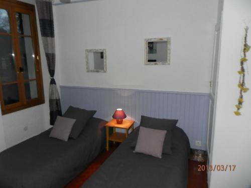 une chambre avec un canapé et une table avec une lampe dans l'établissement Les Lavandes, à Gréoux-les-Bains