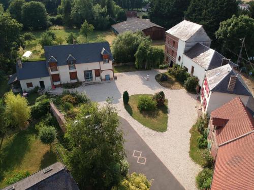 an aerial view of a house with a courtyard at Le Moulin Aux Moines in Croissy-sur-Celle
