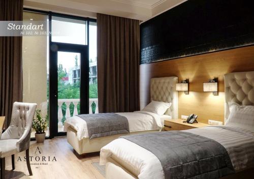 Cette chambre comprend 2 lits et une fenêtre. dans l'établissement ASTORIA Boutique Hotel, à Bălţi