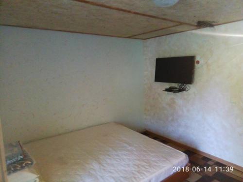 ゲニチェスクにあるУютのベッドルーム(ベッド1台、薄型テレビ付)