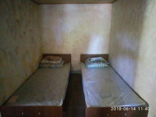 ゲニチェスクにあるУютの壁のある小さな部屋の二段ベッド2台分です。