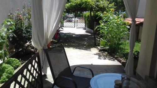 d'une terrasse avec une table, une clôture et quelques plantes. dans l'établissement Dimitra Apartments, à Keramoti