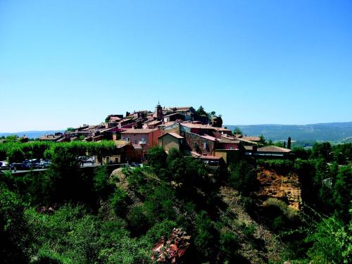 a house on top of a hill at La goutte d'or in Roussillon