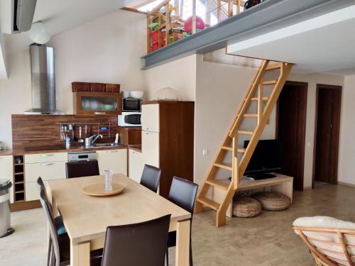 Kuchyň nebo kuchyňský kout v ubytování Pervalka Grand Appartment