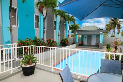 a balcony with a swimming pool and a blue building at Parador El Buen Cafe in Hatillo