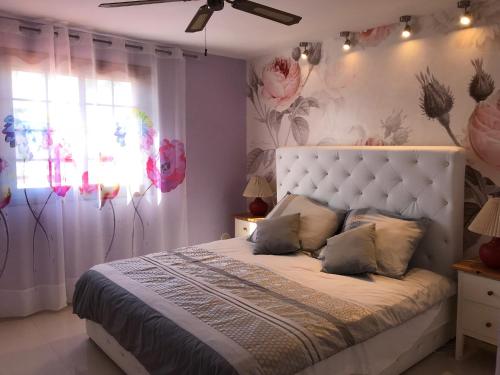 A bed or beds in a room at Villa Ola, Golf del Sur