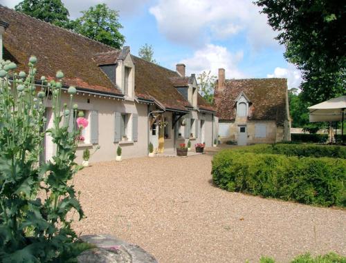 a large house with a gravel driveway in front of it at Hostellerie le Clos du Cher in Noyers-sur-Cher