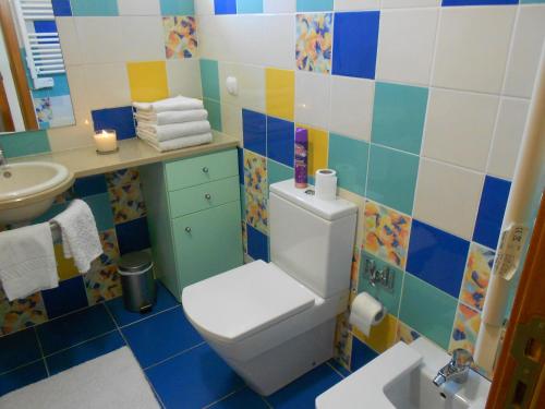 y baño con aseo y lavamanos. en APARTAMENTOS DA ORADA, G 014, en Albufeira
