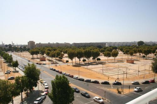 einen Luftblick auf eine Straße mit Autos in der Unterkunft CLB Feria Apartment in Sevilla