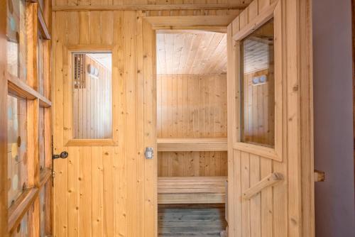 drewniana sauna z drewnianymi drzwiami i oknami w obiekcie La torre Casa rural w mieście Fuente de Piedra