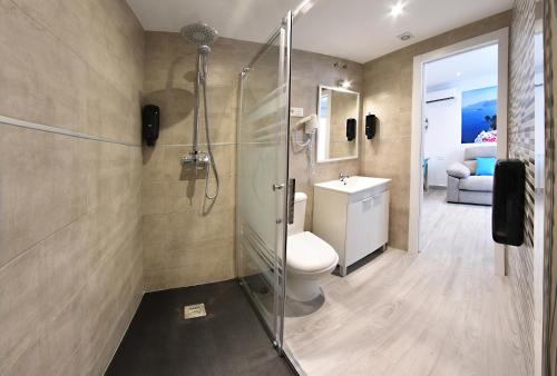ein Bad mit einer Dusche, einem WC und einem Waschbecken in der Unterkunft Zenmarina 614 playa carihuela in Torremolinos
