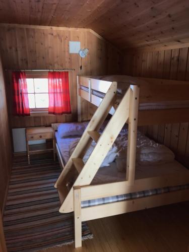 Båtstø Camping emeletes ágyai egy szobában