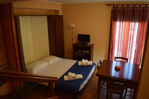 1 dormitorio con cama, mesa y escritorio en Casa Gagà en Sferracavallo