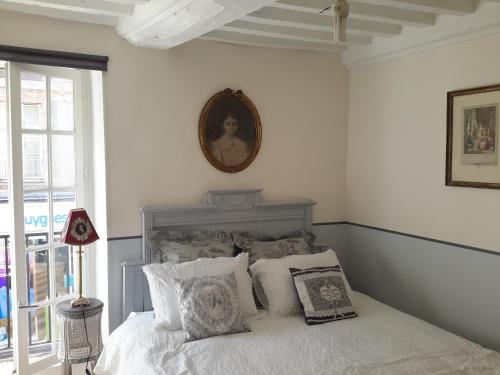 バイユーにあるSuite Churchillのベッドルーム1室(白いシーツと枕のベッド1台付)