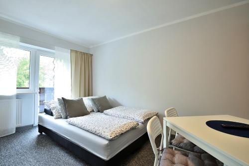 ein Wohnzimmer mit Sofa und Tisch in der Unterkunft Apartament Na Górskiej in Szczyrk