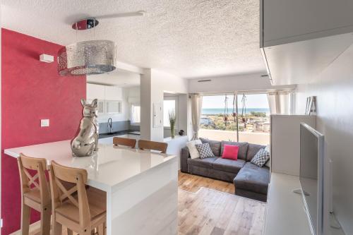 une cuisine et un salon avec une table et un canapé dans l'établissement Luxury Penthouse in Naturiste; FKK, Nudist Village, au Cap d'Agde