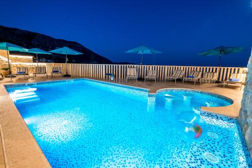 a swimming pool with a fish in the water at Apartments Sunset in Mlini