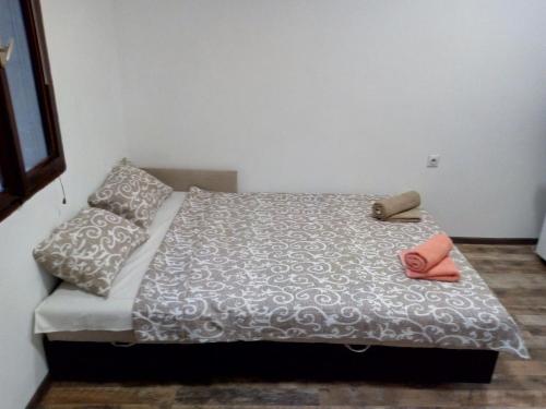 1 dormitorio con 1 cama con 2 toallas en Apartment Minimal, en Novi Sad