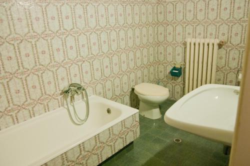 a bathroom with a toilet and a tub and a sink at Cittadella Laudato Si' in Assisi