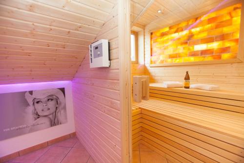 a wooden sauna with a picture of a woman at Residenz Cheval am Pfaffenberg Friedrichshafen Messe in Oberteuringen