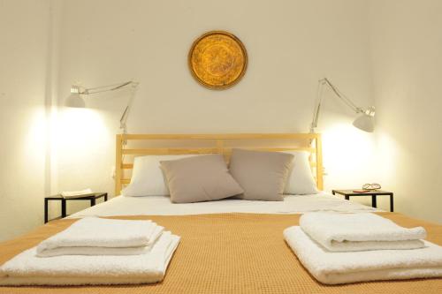 sypialnia z łóżkiem z dwoma ręcznikami w obiekcie apartment 99 w mieście Néa Péramos