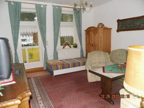 un soggiorno con letto e finestra di Erika's Haus in der Sonne a Bad Grund