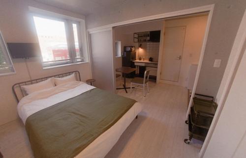 Postel nebo postele na pokoji v ubytování AOCA KAMINOGE 201