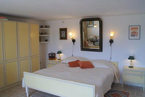Un pat sau paturi într-o cameră la Chambres d'hotes Le Haut de la Tuilerie