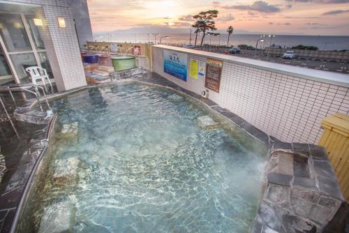 een zwembad op het dak van een gebouw bij Kur and Hotel Suruga in Shizuoka