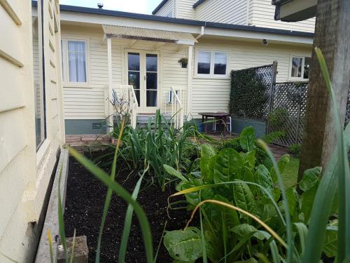a garden in front of a house at 59 Chaucer Apartment in Cambridge