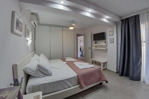Giường trong phòng chung tại Irida Holiday Apartments