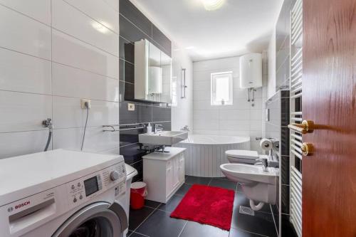 Ćuby Apartment with private Pool in Trogir