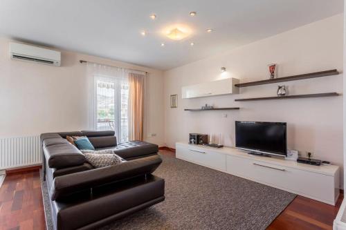 Ćuby Apartment with private Pool in Trogir