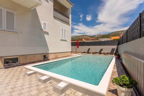 Ćuby Apartment with private Pool in Trogir
