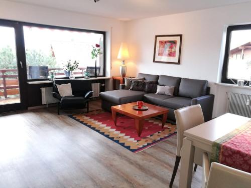 ein Wohnzimmer mit einem Sofa und einem Tisch in der Unterkunft Ferienwohnung "Percy" in Sonthofen