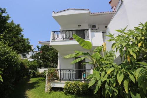 Iris Seafront Apartmentsにある庭