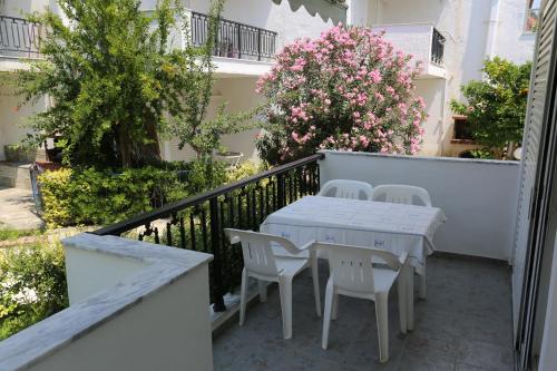 Iris Seafront Apartmentsにあるバルコニーまたはテラス