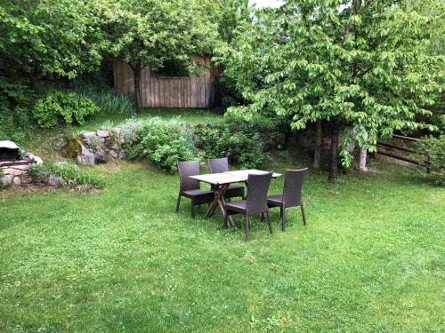a table and chairs in the grass in a yard at Cal Xandera in Angoustrine