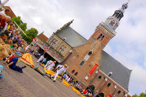 a crowd of people standing in front of a building at Egmond aan Zee Vakantiehuisje in Egmond aan Zee