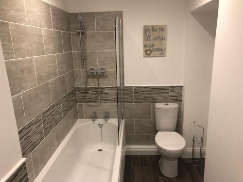 A bathroom at HomeArms Cottage